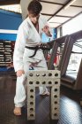 Karate jugador romper bloque de hormigón en el gimnasio - foto de stock