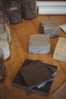 Verschiedene Steinplatten auf Tisch im Büro arrangiert — Stockfoto
