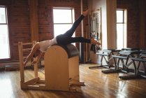 Donna sana che pratica pilates in palestra — Foto stock