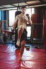 Портрет боксера, що виконує боксерську позицію у фітнес-студії — стокове фото
