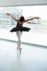 Балерина практикуючих балету танцю в студії — стокове фото