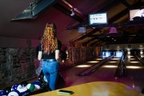 Freunde beim Bowling in Bar — Stockfoto