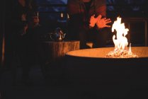 Pärchen sitzt in der Abenddämmerung an der Feuerstelle — Stockfoto