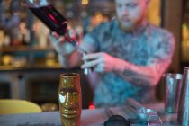 Barista preparare un drink con accessori bar al bancone nel bar — Foto stock