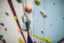 Pared de escalada artificial en el gimnasio para la práctica - foto de stock