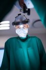 Chirurgiens portant des loupes chirurgicales lors d'une opération en salle d'opération — Photo de stock