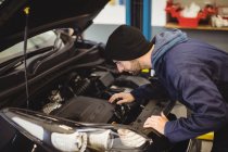 Mécanicien d'entretien automobile au garage de réparation — Photo de stock