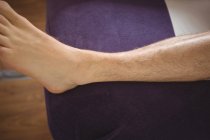 Gros plan du patient qui se sèche à l'aiguille sur la jambe — Photo de stock