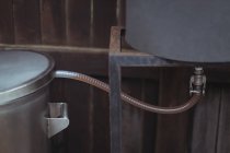 Фиксированная труба для производства пива на пивоваренном заводе — стоковое фото