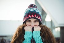Ritratto di bella donna in abiti caldi che si copre la bocca con maglione — Foto stock