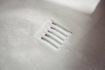 Nahaufnahme von trockenen Nadeln in versiegelten Packungen — Stockfoto