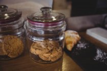 Cookies in a mason jar at cafe — Stock Photo