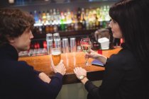Paar trinkt gemeinsam in Bar — Stockfoto