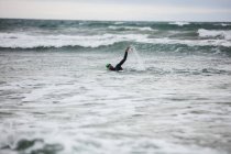 Atleta en traje de baño nadando en agua de mar - foto de stock