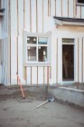 Rake and shovel in front of house at construction site — Stock Photo