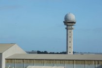 Vista de la torre de control del aeropuerto - foto de stock