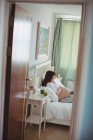 Беременная женщина отдыхает на кровати в спальне — стоковое фото