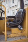 Primo piano del sedile di guida di un bulldozer — Foto stock