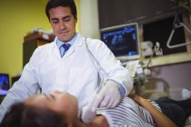 Paciente do sexo feminino recebendo uma ultrassonografia no pescoço no hospital — Fotografia de Stock