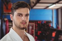 Ritratto di giocatore di karate in piedi in palestra — Foto stock