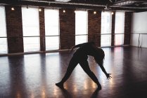 Mulher praticando dança no estúdio de dança — Fotografia de Stock