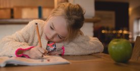 Увага дівчина робить домашнє завдання у вітальні вдома — стокове фото