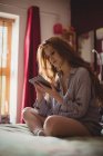 Schöne Frau mit digitalem Tablet im Schlafzimmer zu Hause — Stockfoto
