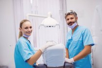 Retrato de dentistas sorrindo na câmera da clínica odontológica — Fotografia de Stock