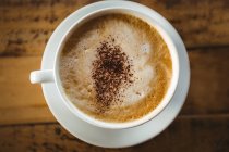 Крупный план чашки кофе на столе в кафе — стоковое фото