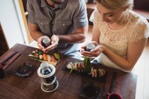 Coppia di sakè mentre mangia sushi nel ristorante — Foto stock
