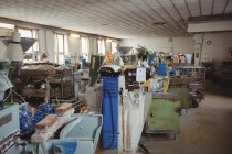 Порожня робоча станція та техніка на заводі зі скла — стокове фото