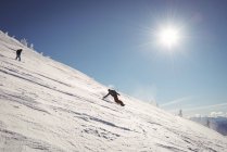 Zwei Skifahrer beim Skifahren in den verschneiten Alpen im Winter — Stockfoto