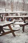 Mesas con hielo y nieve en una estación de esquí - foto de stock