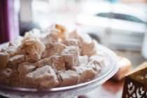 Nahaufnahme türkischer Süßigkeiten im Tablett am Tresen im Geschäft — Stockfoto
