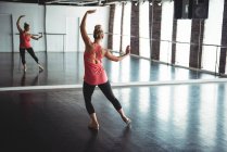 Женщина практикует танец в танцевальной студии — стоковое фото