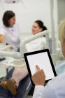 Frau nutzt digitales Tablet in Klinik — Stockfoto