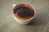 Nahaufnahme der Kaffeetasse auf dem Tisch im Café — Stockfoto