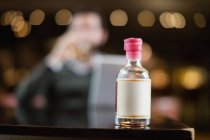 Крупный план бутылочки с ликером на столе в баре — стоковое фото