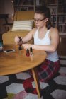 Mulher aplicando esmalte em casa — Fotografia de Stock