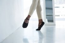 Ballerino übt Balletttanz im Studio — Stockfoto