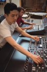 Tontechniker mit Tonmischpult im Tonstudio — Stockfoto