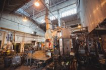 Estação de trabalho vazia e máquinas na fábrica de sopro de vidro — Fotografia de Stock