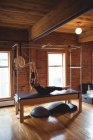 Femme athlétique pratiquant pilates dans un studio de fitness — Photo de stock