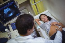 Paciente femenina que recibe una ecografía en el estómago en el hospital - foto de stock