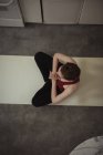 Mulher realizando ioga na cozinha em casa, vista aérea — Fotografia de Stock