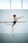 Ballerina übt Balletttanz im Studio — Stockfoto