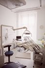 Порожній стоматологічний кабінет з обладнанням в інтер'єрі стоматологічної клініки — стокове фото
