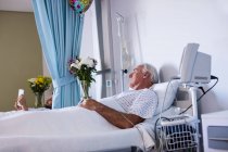 Чоловік старший пацієнт розслабляється в палаті в лікарні — стокове фото