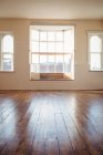 Leeres Tanzstudio mit Fenstern und Holzboden — Stockfoto