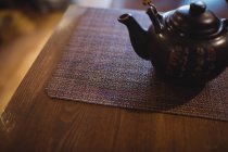 Bule tradicional de saquê japonês na mesa no restaurante — Fotografia de Stock